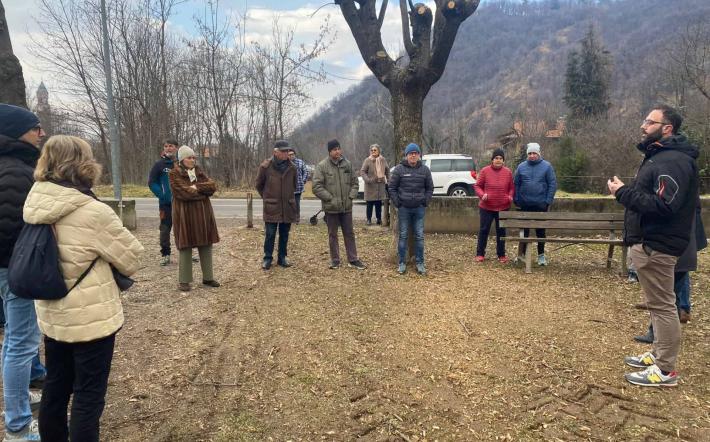 Chiusa Pesio, la potatura delle piante dell’area verde fa discutere: il sindaco incontra i cittadini