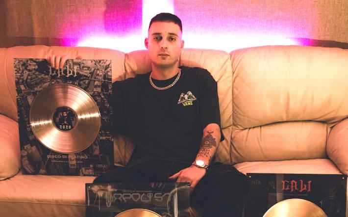 Matteo Bruno, Disco di Platino con “Cali”: «La provincia non ha confini, si vince con l’impegno»