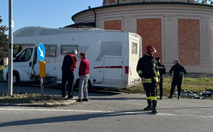 Ceva: scontra tra auto e camper, un ferito