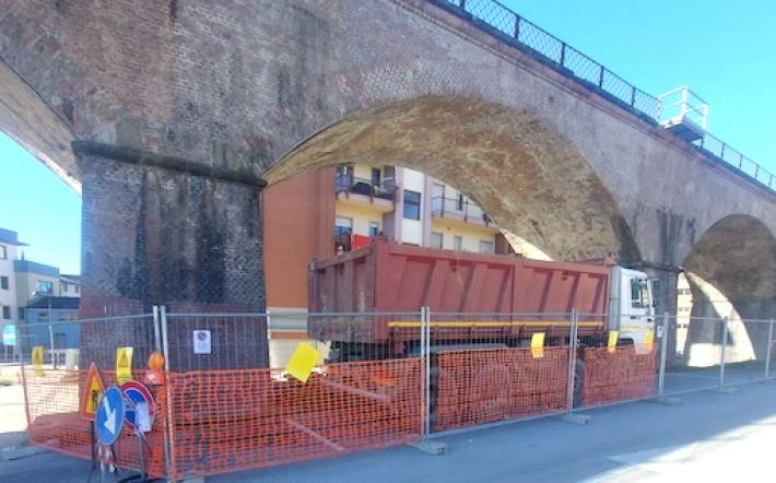 Ceva, piazza Cappuccini: in dirittura di arrivo i lavori di sistemazione delle arcate del ponte ferroviario 