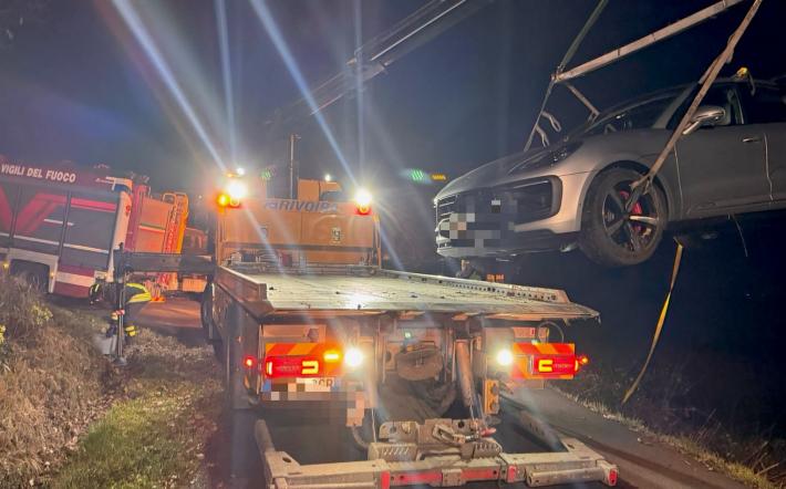 Dogliani: auto fuori strada, due feriti lievi