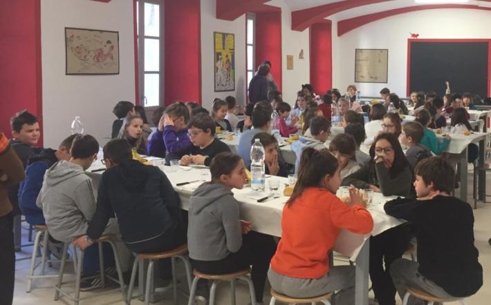 Rincari mensa: il Comune stanzia 10.000 euro per venire incontro alle esigenze delle famiglie di Farigliano 