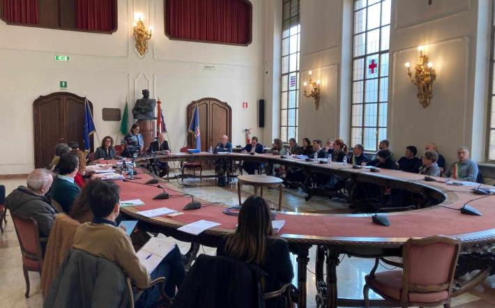 Deposito di rifiuti a Clavesana: la 2ª Conferenza dei Servizi sospende ogni valutazione per 30 giorni