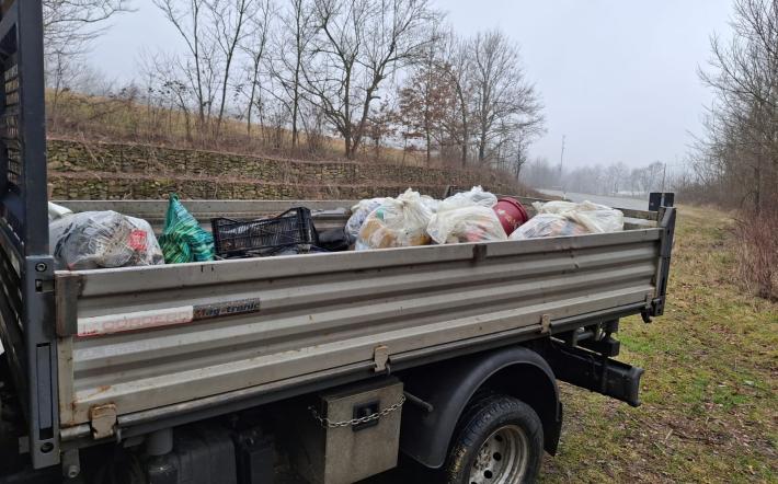 San Michele e Niella: i cantonieri ripuliscono via Rocchini dai rifiuti