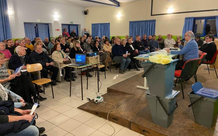 Vicoforte: sala gremita per la riunione sulla raccolta rifiuti