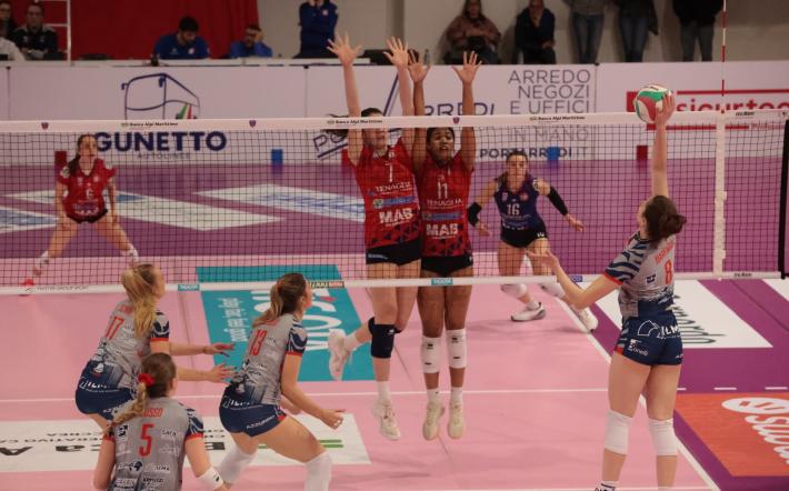Alessia Marengo attacca il muro abruzzese - foto Guido Peirone