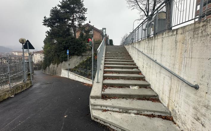 Mondovì, via dell’Arciprete: “Così come è tracciata non è ciclopedonale: possono transitare le auto, un pericolo”