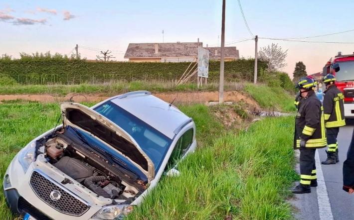 Mondovì, auto fuori strada in via Sant’Anna
