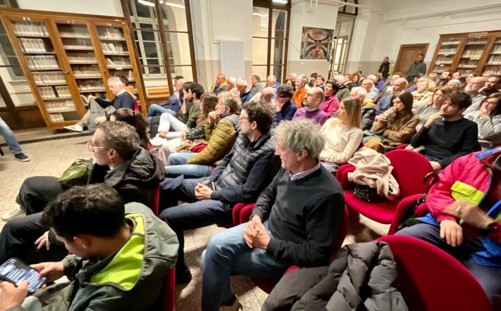 Viabilità a Mondovì Piazza: tutto, per ora, resta com’è. Riunione con Comune e residenti nella Casa delle Associazioni