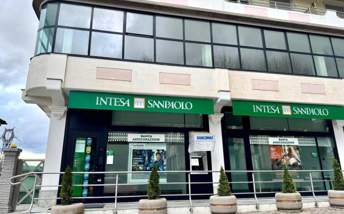 Sportelli e filiali Intesa SanPaolo: ecco il piano di “chiusure per accorpamento”