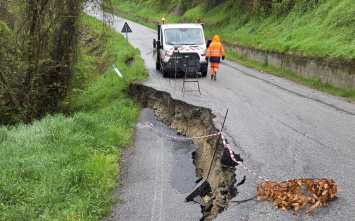 Maltempo: intervento per un distacco di carreggiata a Saliceto