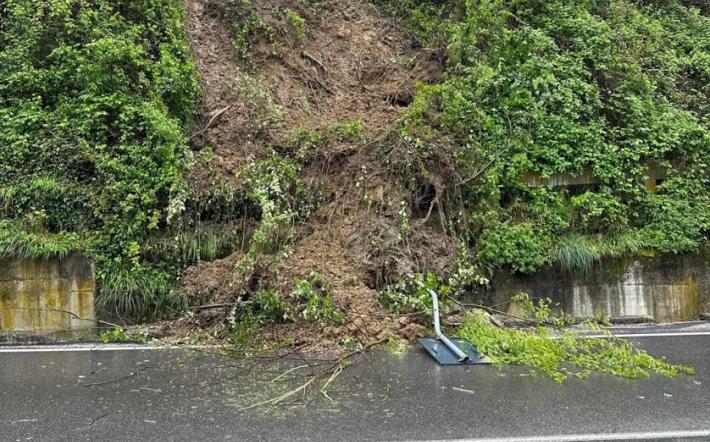 Maltempo: frane e smottamenti a Dogliani, a Farigliano il Tanaro è esondato sulla strada della centrale idroelettrica