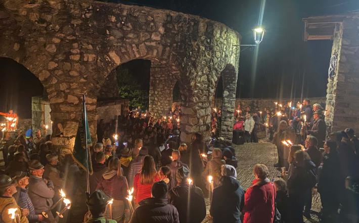 Chiusa Pesio ha festeggiato la Liberazione con la fiaccolata al Sacrario partigiano