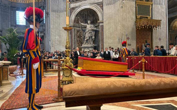 “Il misterioso ruolo di Papa Francesco nella mia vita”. La riflessione di monsignor Miragoli, vescovo di Mondovì alle esequie di Bergoglio