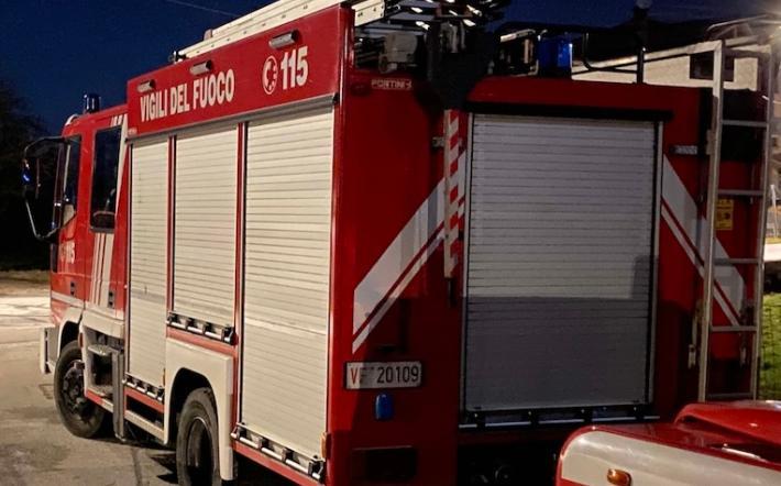 Farigliano, tetto brucia nel centro storico:&nbsp;abitazione inagibile, vigili del fuoco al lavoro nella notte