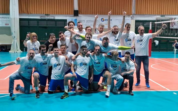 Il Vbc Mondovì con la maglietta celebrativa per la Serie B