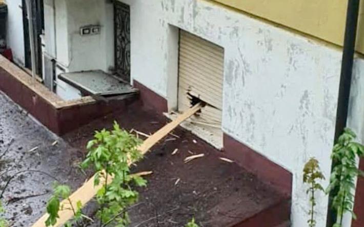 Paura  Viola:  albero colpito da fulmine precipita su condominio