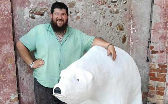 Piozzo: al Baladin Open Garden l’orso bianco dell’assessore-artista di Farigliano Andrea Bertone