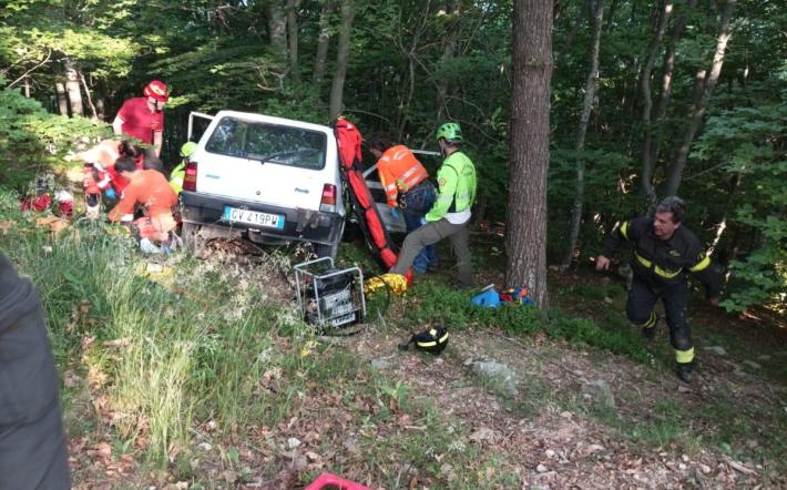 Ormea, anziano grave dopo l'uscita di strada con la sua auto precipitata nella scarpata