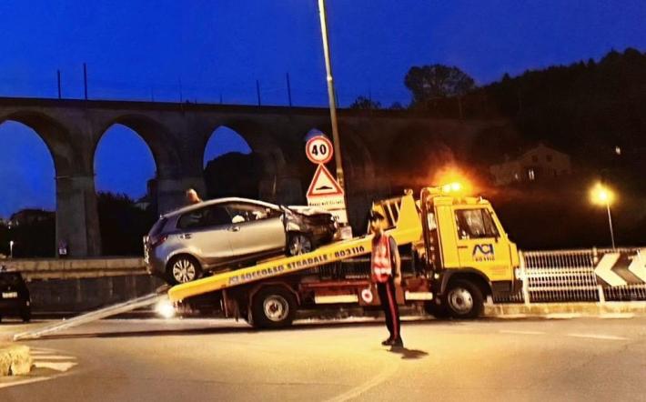 Mondovì: auto contro barriera in via Primo Silvestrini