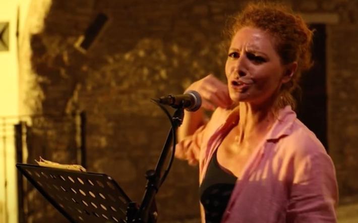 sara dho in scena