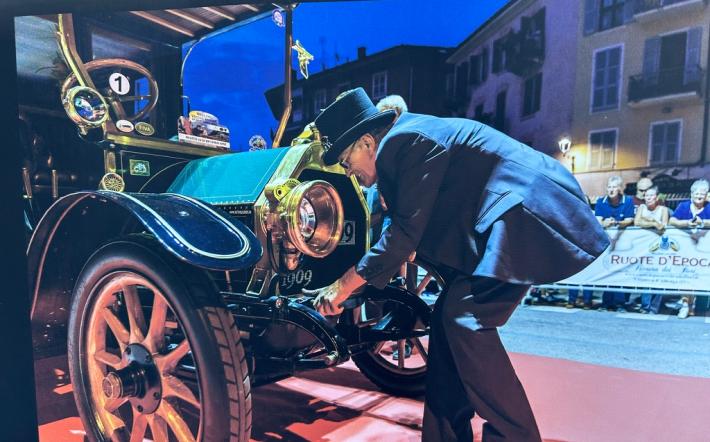I mezzi storici, le supercar, i camion e il logo della Alpine in piazza Maggiore. TUTTO IL PROGRAMMA