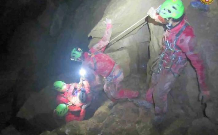 Ormea, soccorso notturno nell’Abisso Paperino: proseguono le operazioni per recuperare lo speleologo ferito