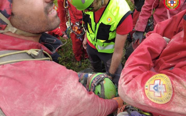 Ormea: concluso con successo l’intervento di soccorso speleologico all’Abisso Paperino. Lo speleologo trasferito in ospedale