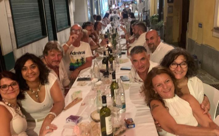 Carrù: in 350 all'edizione 2025 della Cena in Bianco dell'Ascom