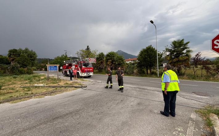 Chiusa Pesio: tromba d'aria abbatte palo della luce in via Einaudi