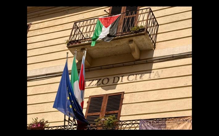 La bandiera della Palestina sventola sul palazzo comunale di Garessio
