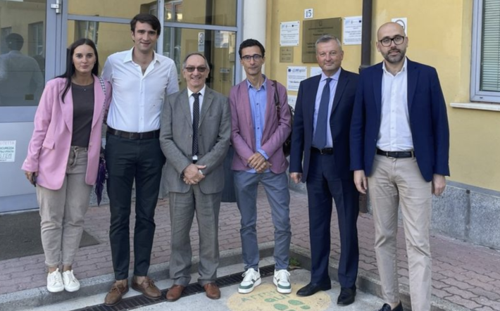 Mondovì: sindaco e giunta di fronte agli edifici scolastico al suono della campanella 2025/2026