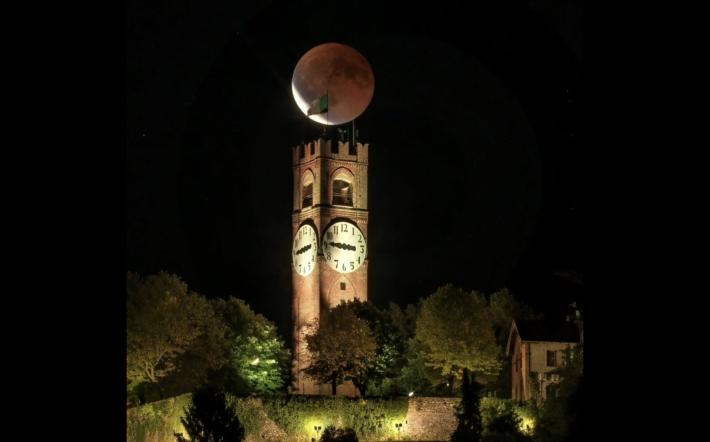 Mondovì: eclissi di luna su torre del Belvedere, lo scatto super di Donatello Diaspro