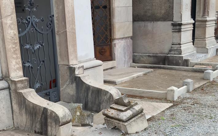 Furti di rame e danneggiamenti al cimitero urbano, l’amministrazione comunale: «Azione intollerabile»