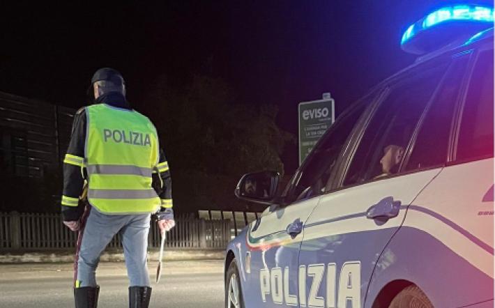 Coppia trasporta 65 bottiglie di alcol e 114 pacchi di caffè in autostrada: denunciati per ricettazione