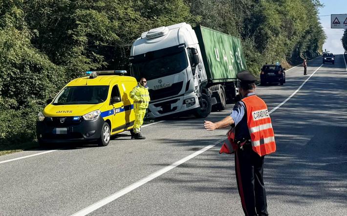 San Michele Mondovì: camion fuori strada disagi alla viabilità sulla statale 28 