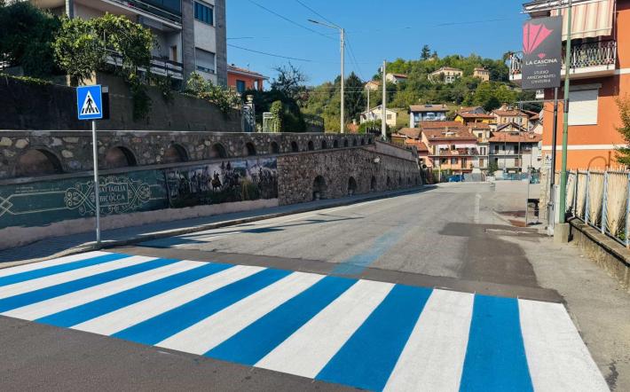 San Michele: le strisce pedonali con i colori del paese