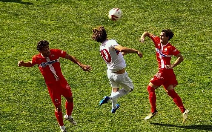 Meti svetta di testa tra due giocatori del Cuneo