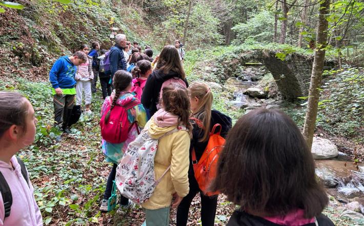 Alunni della  Primaria di Garessio al ponte romano di Piangranone