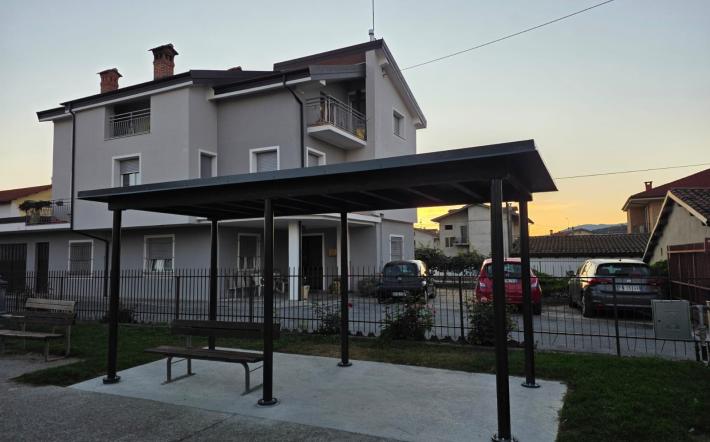 Pianfei: una nuova pensilina nel parco giochi davanti al Municipio