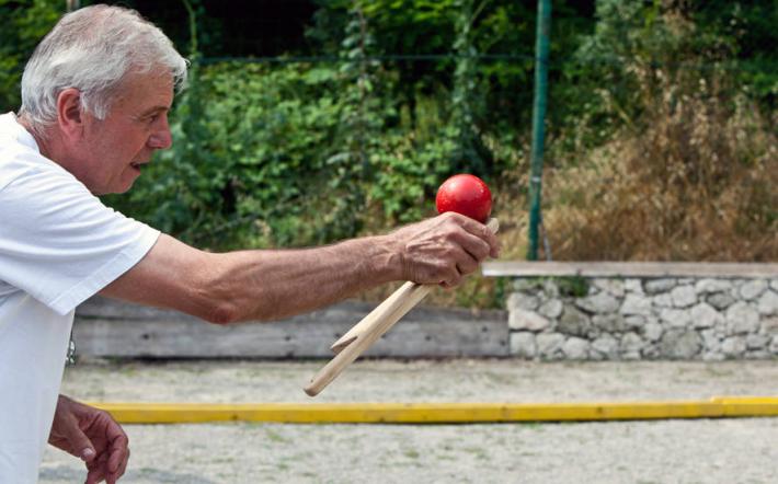 Tra birilli, trottole e stoccafissi volanti: a Farigliano è tempo di “Ghita!” 