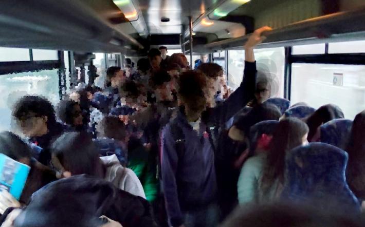 Trasporto pubblico in Val Tanaro, sovraffolamento: "blitz" del sindaco di Garessio che intende segnalare il disagio alla Procura