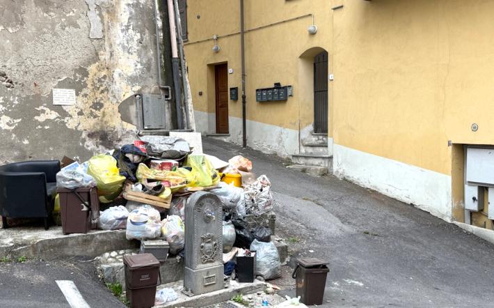 Mondovì, rifiuti accatastati in via Rinchiuso: gente incivile, servizio insufficiente