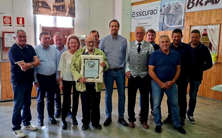 Carrù: Giovanni Comino socio onorario del Consorzio del Bue Grasso