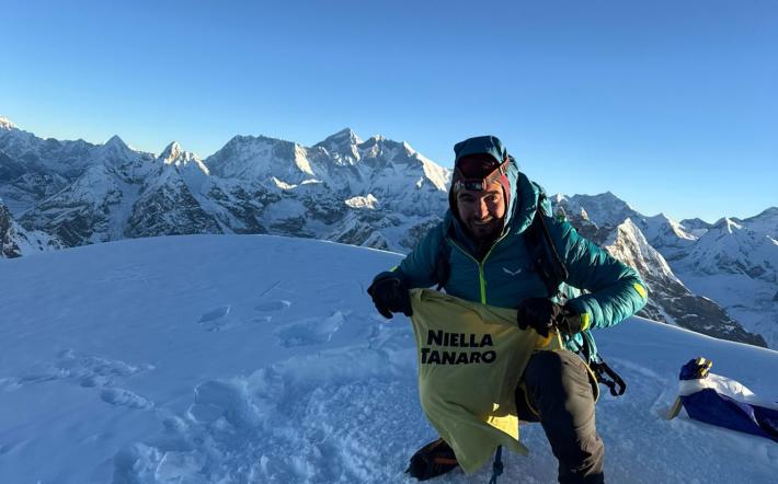 La bandiera di Niella Tanaro sventola a 6.500 metri nelle valli dell’Everest