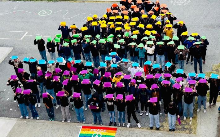 Salpata da Carrù la nave arcobaleno della Pace