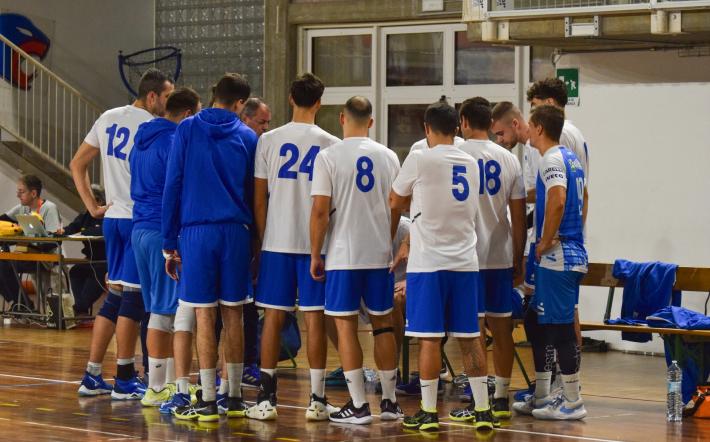 Coach Bertini e i giocatori durante un time out