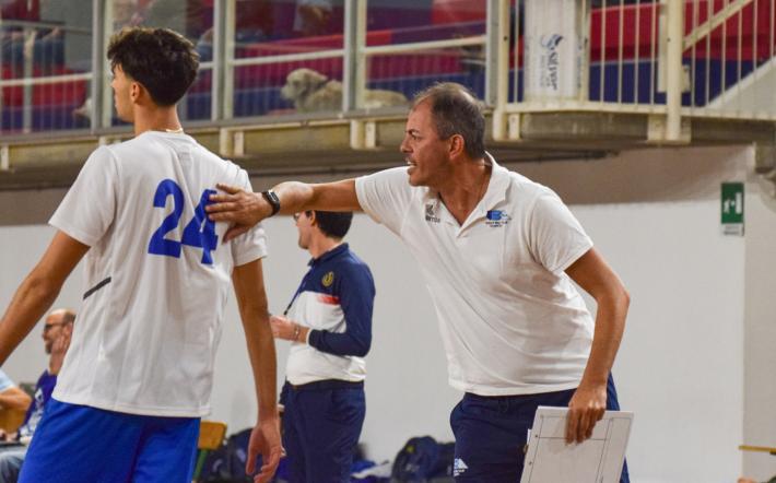 Coach Bertini incita i suoi giocatori