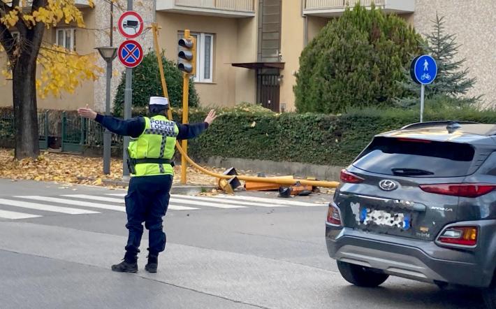 Mondovì: mezzo pesante colpisce semaforo e lo abbatte. 