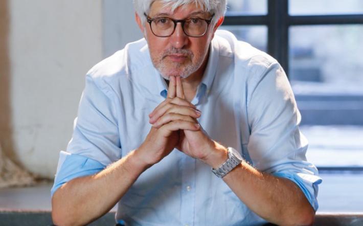 Attesa per l’arrivo di Beppe Severgnini a Carrù